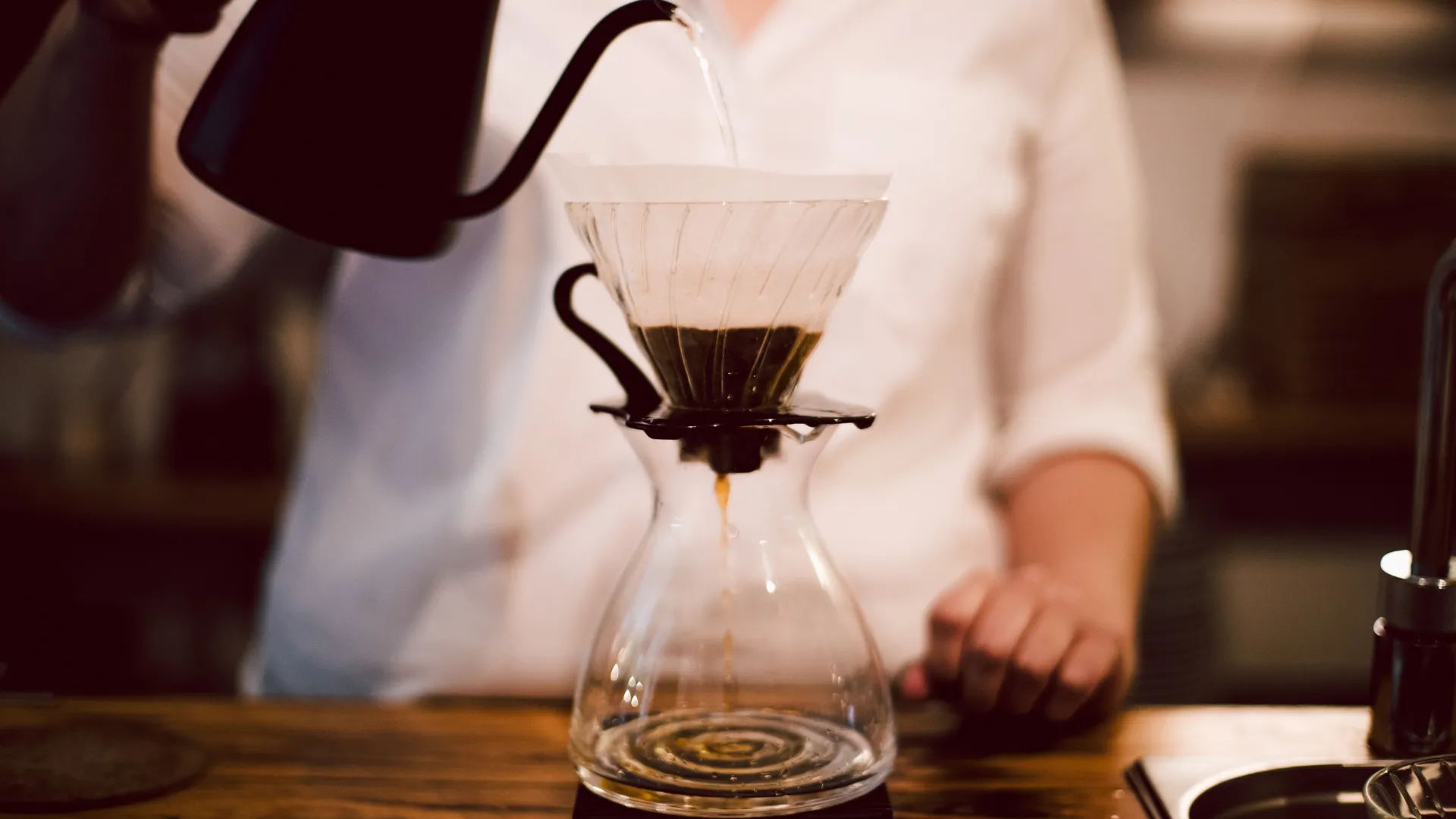 Kahve, yüzyıllardır dünyanın çeşitli bölgelerinde tüketilen ve sosyalleşmenin önemli bir parçası haline gelen bir içecektir. Günümüzde, kahve hakkında pek çok araştırma yapılmış ve bu araştırmalar, kahvenin hem faydalı hem de zararlı etkilerini ortaya koymuştur. Bu makalede, kahvenin sağlığa etkilerini detaylı bir şekilde inceleyeceğiz.